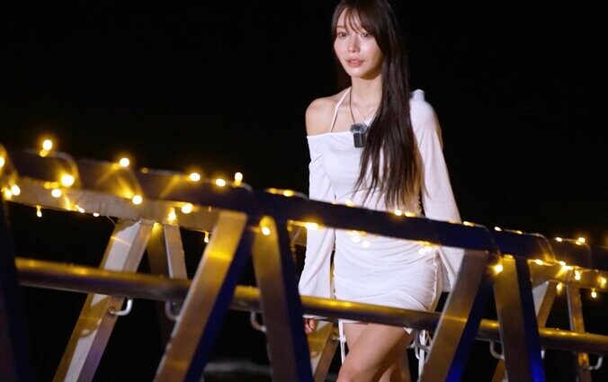 【写真・画像】「バカかわいい！」美女ダンサー、美脚あらわな超ミニワンピ姿で登場し男子釘付け「すごくかわいい子が来た…」　1枚目