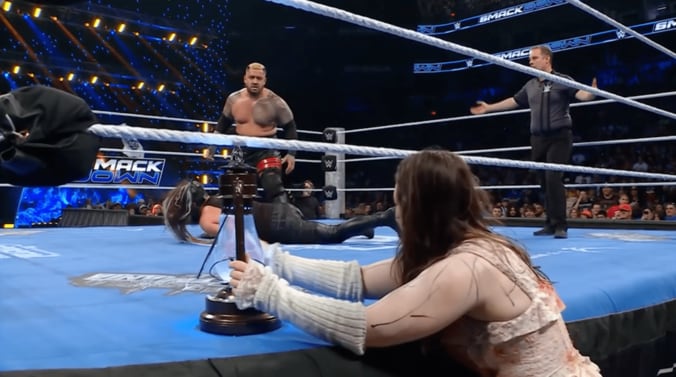 ランタンを奪い取るニッキー・クロス