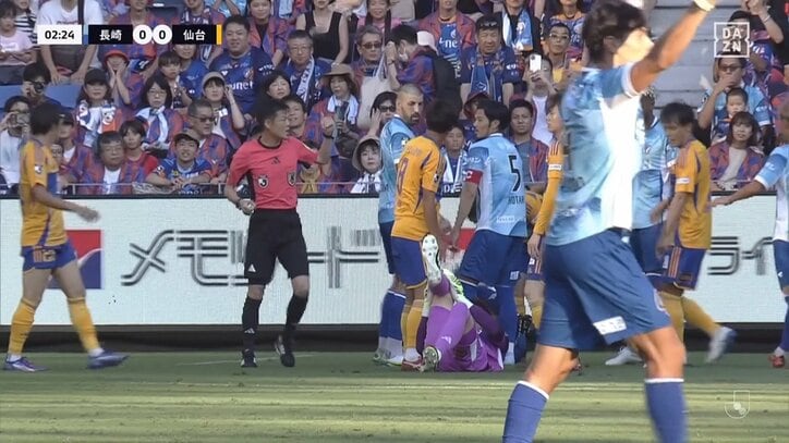 【映像】GKの脚が脇腹を直撃→悶絶の瞬間