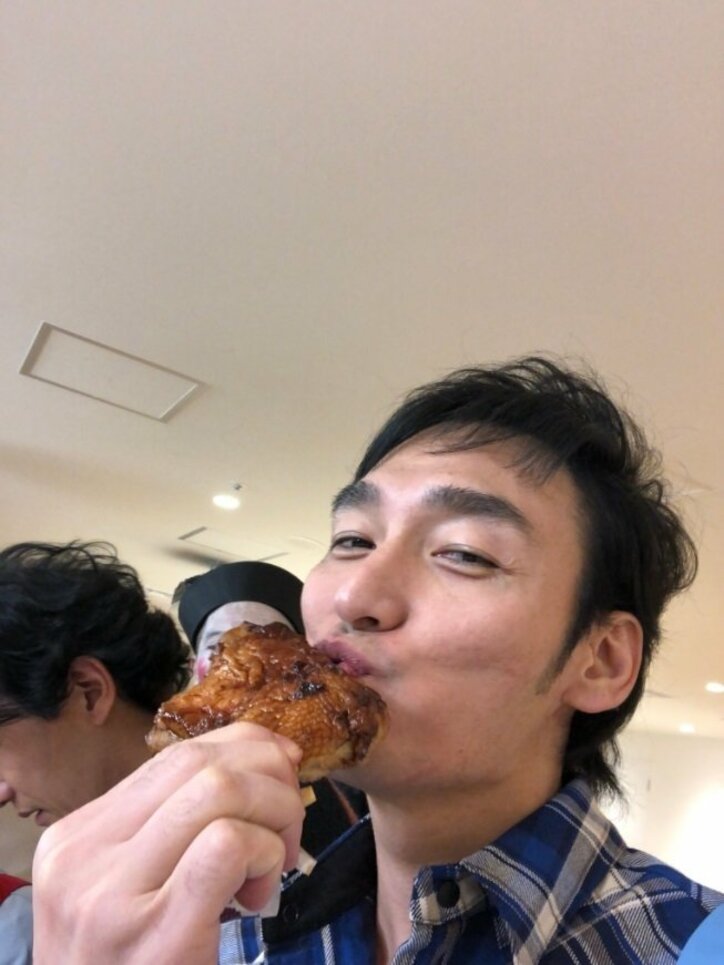 草なぎ剛、プロレスのダメージを全力食いで回復？　料理対決で鶏肉をがぶり