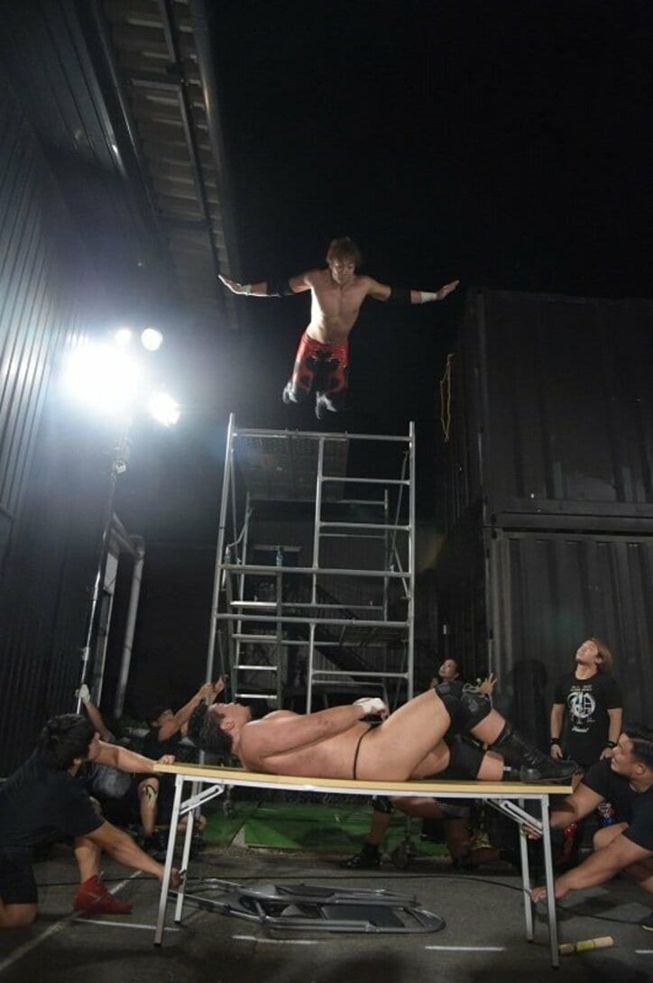 放送事故ならぬ交通事故!“大社長”高木三四郎を車で轢かれる 「マジ卍」ヤバすぎる大乱戦