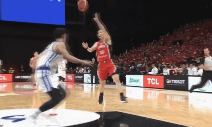 パスを出す富永啓生