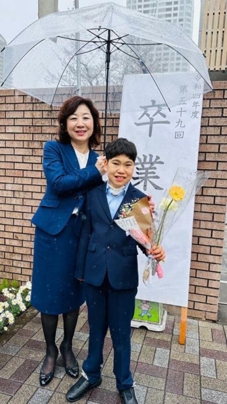  野田聖子氏、息子の卒業式での親子ショットを公開「担任の先生からの手紙、号泣」 