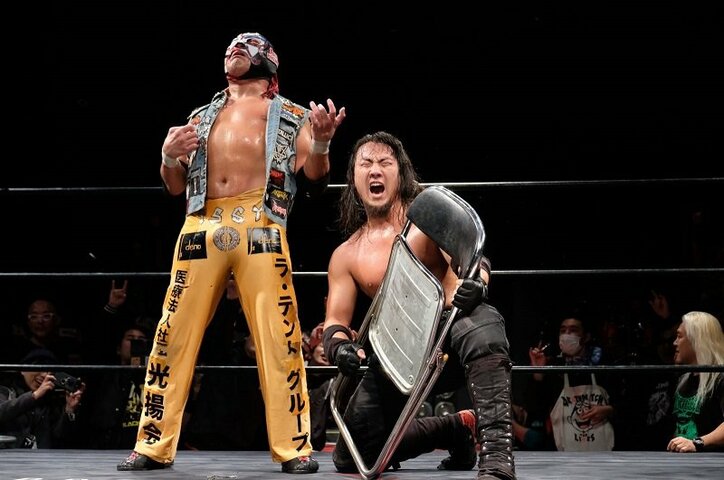 イス、ラダー、テーブル…各種凶器を使っての攻防！FUMA対サスケ、壮絶ハードコアマッチ　BASARA、エース・木高イサミ不在も勢い止まらず