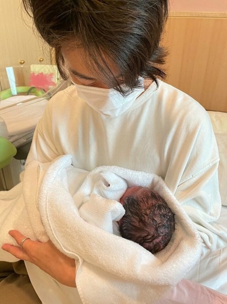 あいのり・桃、夫が息子を初めて抱く姿を公開「ぎこちなさが可愛い」