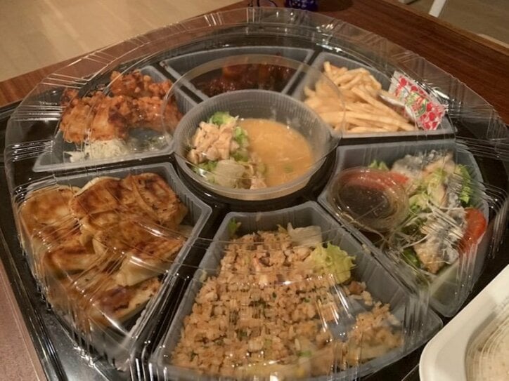 金子恵美、息子と『バーミヤン』のプレートを堪能「美味しそう」「中華三昧」の声