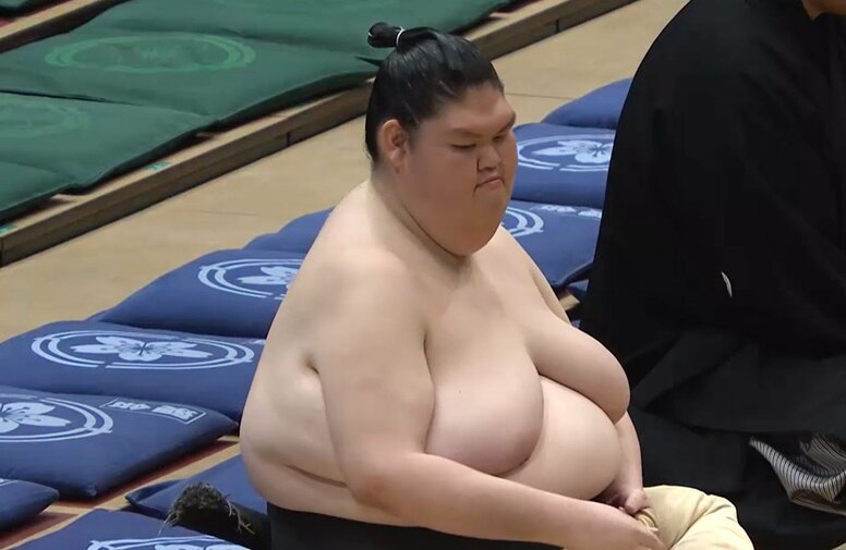 「足が細すぎるよ」「お尻が小さい」185センチ巨漢力士、“ほっそり”美脚にファン注目