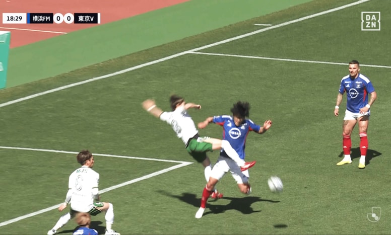 「顔に入ってるよ！」Jリーグの“PKなし判定”が物議…「ボールにチャレンジしてない」「VARないの？」後方から遅れて衝突の瞬間