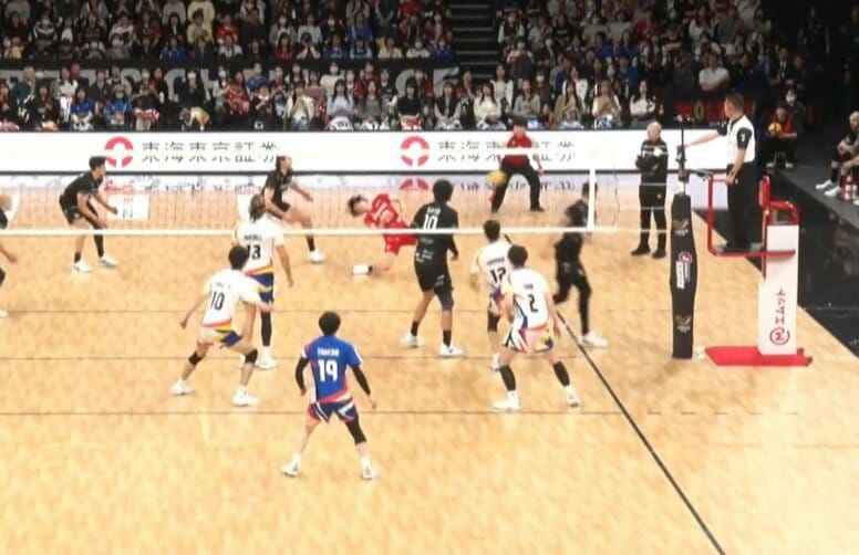 男子バレー、リベロの顔が吹っ飛ぶ衝撃スパイク→決めた選手が直後に神対応も