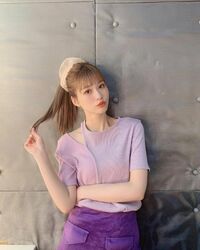 生見愛瑠の可愛らしいポーズのオフショットに「かわいすぎて癒し」「紫似合いすぎ」とファン悶絶