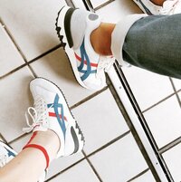 加護亜依、夫とのペアスニーカーを披露　ミニスカ美脚にも注目集まる