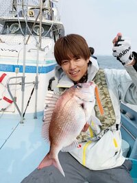 杉浦太陽、三男のお食い初めのために釣り上げた鯛「パパはやったぞ～～！」