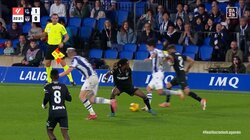 強すぎだろ！久保建英、バルサユース時代の同僚と激闘バトル！守備をおさえ込みドリブルでぶっちぎる“強靭突破”の瞬間