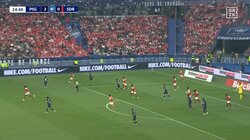 「伊東だけが通用してるな」伊東純也、PSGの“2人がかり鬼プレス”をかわす圧巻“8秒”ボールキープが話題「ボール奪われないのすごい」