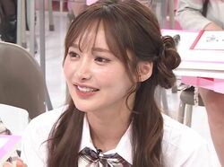 “予約できない幻のキャバ嬢”、推しアイドルのためにサイン会や海外公演も「海外だと2日間並んで一番に入る」