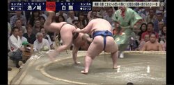 驚きの結末に実況「逸ノ城が勝った！　いや、白鵬が負けた！」　“らしくない”白鵬、優勝争いから脱落
