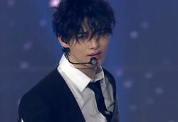 「足なっが」「ニキのスタイルがすごすぎて…」ENHYPEN、メガネ＆オフィススタイルで大人の色気を振りまき大歓声！カリスマ性抜群のステージに観客沸き立つ