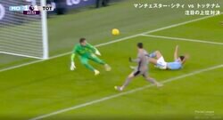 「天才かよ！」「速すぎる…」絶体絶命のピンチを阻止した完璧すぎる“神スライディング”が炸裂した瞬間　相手の動きを見抜いた世界最高レベルの守備