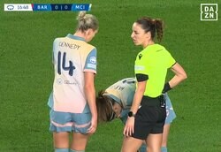 なにするんだ！長谷川唯、顔面に“強烈肘打ち”被害…“最強女王”と競り合って悲劇のアクシデント→スタジアム騒然