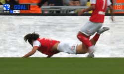 おっとっと！ 中村敬斗の“膝スラ”失敗が脚光「逆に良いセレブレーションw」「純也も可愛すぎる」今季初ゴール後の珍場面