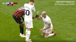 執拗なマークにブチギレ寸前！「怖すぎる」「そろそろヤバいな…」 キックが後頭部に直撃→倒されたブラジルの悪童FWのオーラが危険すぎる