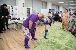 「れいたんとやりたい！」“筋肉アイドル”才木玲佳、路上プロレス参戦で社内セクハラ状態の大ピンチ