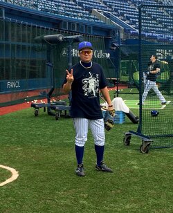 「さらば、ゴメス」Tシャツ着用＆笑顔でピース！　横浜DeNA・後藤、本拠地最終戦での雄姿は「代打で」と指揮官