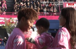 「美人やなあ」丸高愛実、夫・柿谷曜一朗の引退試合にサプライズ登場！「ほんまいい奥様」「一緒にお辞儀するの素敵」家族愛が脚光