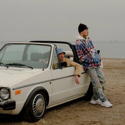 プロデューサーKMが、LEXをフィーチャーしたシングル”Stay (feat. LEX)”を配信スタート。 本日19:00にHAVIT ART STUDIOが手掛けたMVが公開！