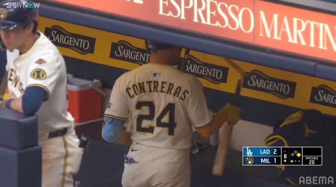 ブリュワーズのコントレラス捕手がベンチでバットを大破壊