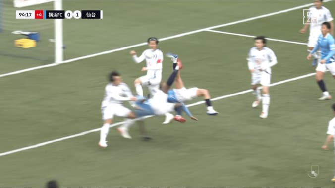 まさかの衝撃！Jリーグで“オーバーヘッド・ツインシュート”発生「リアル・キャプ翼だ」プレーもボールも“漫画”の奇跡的瞬間に「平成男児歓喜」 5枚目