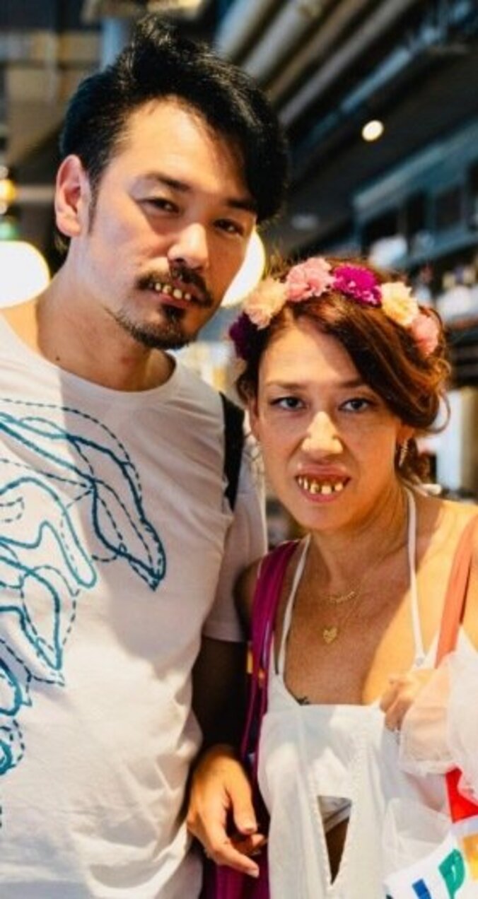 LiLiCo、夫婦で入れ歯をした写真を公開「照明が不気味に当たってるから余計に変」 1枚目