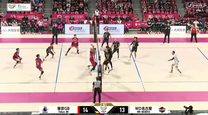 スパイクでネットに手が