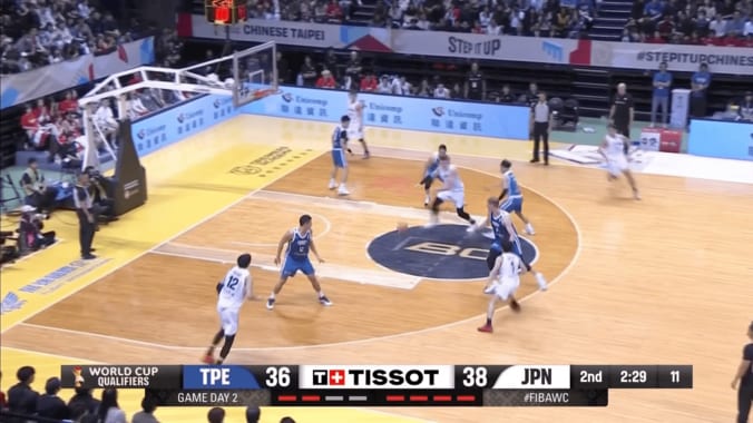 「マジで上手すぎる！」日本代表ガードの“魔術師ぶり”が話題「なんだ、ただのPG（ポイントゴッド）か」「齋藤拓実の実力が世に放たれた」バスケＷ杯予選で躍動 5枚目