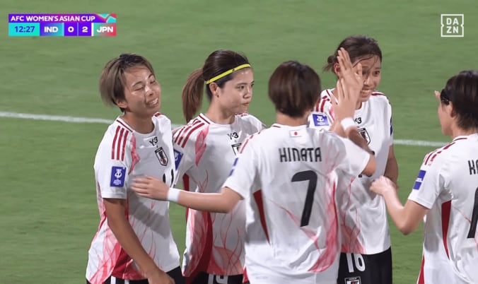 仲間と喜ぶ長谷川唯