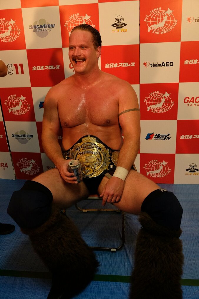 全日本プロレス、デビュー25周年の秋山準＆大森隆男が世界タッグ王座奪取！ 三冠ベルトはドーリングの腰に 2枚目