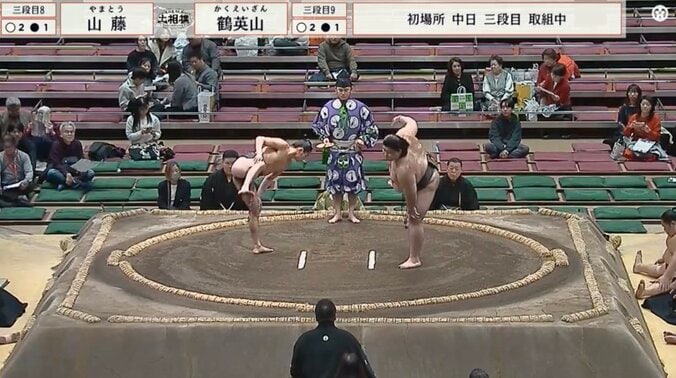 巨体力士と対峙した“極細”力士（全身ショット）