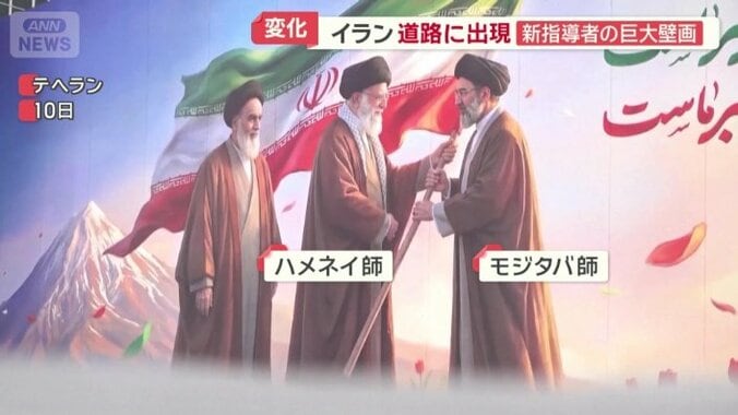 道路上の看板には…