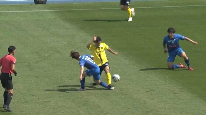 【映像】バランス崩して接触→相手の足首を踏みつけ