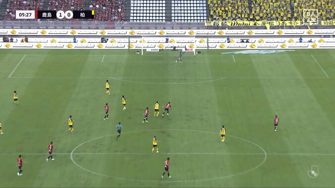 「数年に一度レベルのスーパーゴール！」豪快過ぎる40m級ミドルシュート炸裂でスタジアム騒然「理不尽」「これはエグ過ぎる」 3枚目