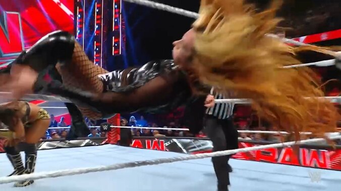 女子レスラー、ロープにぶらり危機一髪！ “狂暴女子”の回し蹴りで吹っ飛ばされ「引っかかってしもうた…」 1枚目