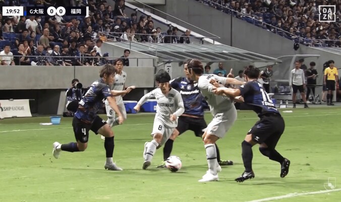 【写真・画像】「サッカーにならん…」雷雨で試合中止！ 高速クロスが“水溜まり”で大失速した瞬間「雨すさまじいな」浦和vs川崎でまさかの事態　1枚目