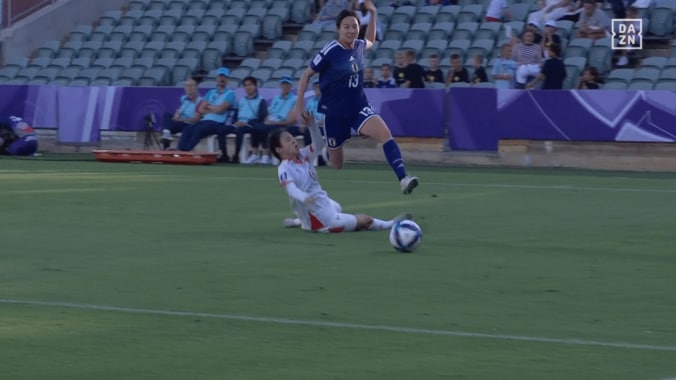 頭部を強打…なでしこ北川ひかるが“危険タックル”被害「心配…」「大したことありませんように」脳震盪疑いの交代にファン悲痛【女子アジアカップ】 5枚目