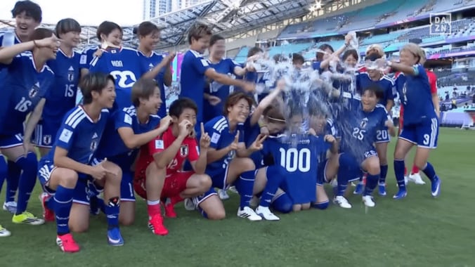 「きゃー！」長谷川唯、“ずぶ濡れ祝福”に絶叫！100キャップ達成で清水梨紗らが大胆に水掛け「自分でかけてるやん笑」【女子アジアカップ】 4枚目