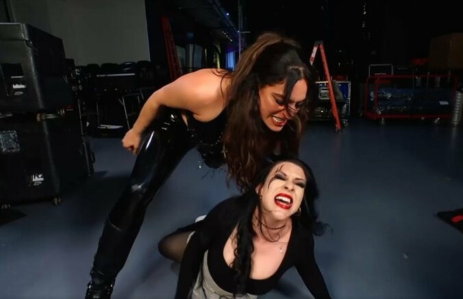 バックステージでも止まらないラケル