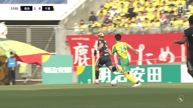 「後ろから押してるやん」鹿島vs千葉の“PKなし判定”が物議！「ちょっとダイブ気味？」「VARで見てよ」ファン騒然の微妙な接触 4枚目