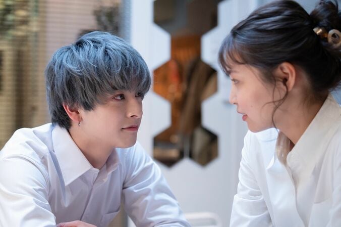 元日本一のイケメン高校生・新原泰佑が激しいキスからの大胆ベッドシーン…あざとかわいい演技と完璧な肉体美で年上女性をリード 4枚目