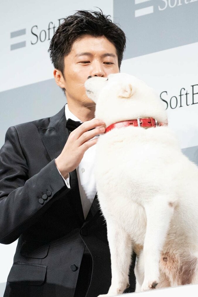 田中圭＆“お父さん”の可愛らしいキスに、報道陣ほっこり 5枚目