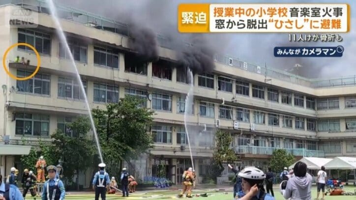 子どもだけで救助を待っている