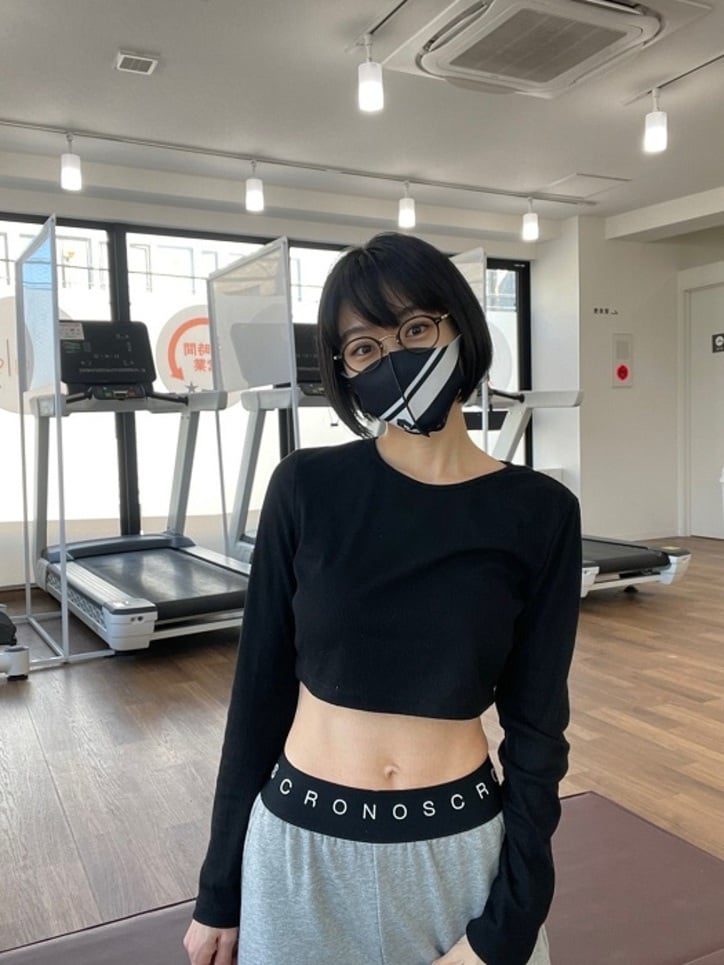  時東ぁみ、腹筋が綺麗に見える自身の姿を公開「もう少し気合い入れてボディメイクしないと」 